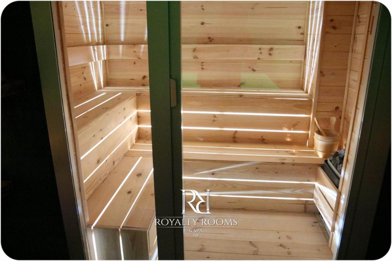 Royalty Rooms & Spa เนเปิลส์ ภายนอก รูปภาพ
