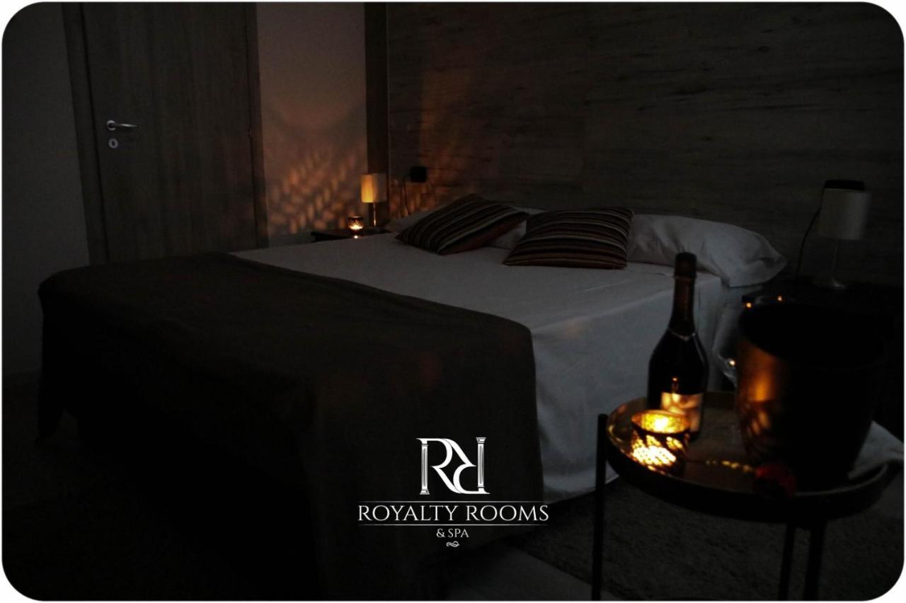 Royalty Rooms & Spa เนเปิลส์ ภายนอก รูปภาพ