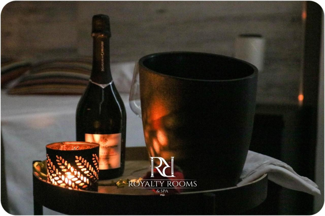 Royalty Rooms & Spa เนเปิลส์ ภายนอก รูปภาพ
