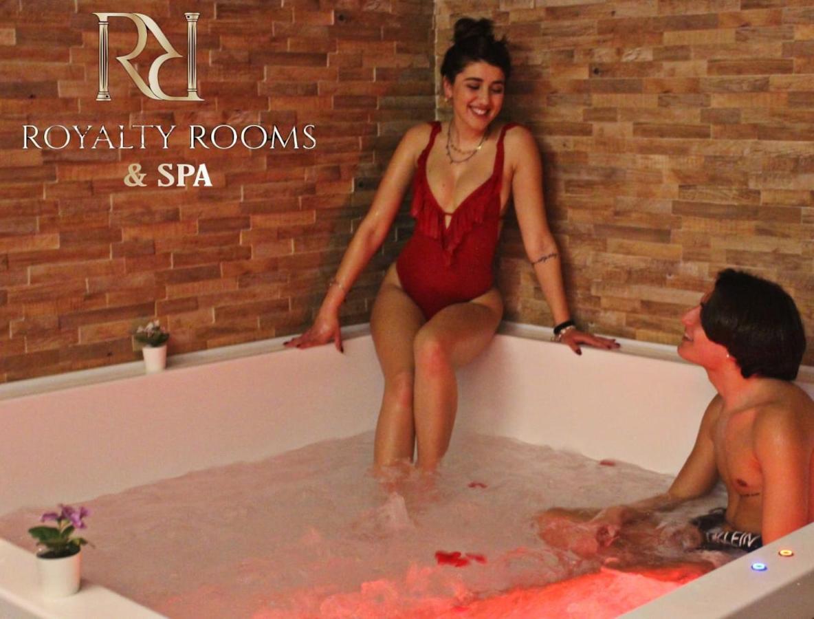 Royalty Rooms & Spa เนเปิลส์ ภายนอก รูปภาพ