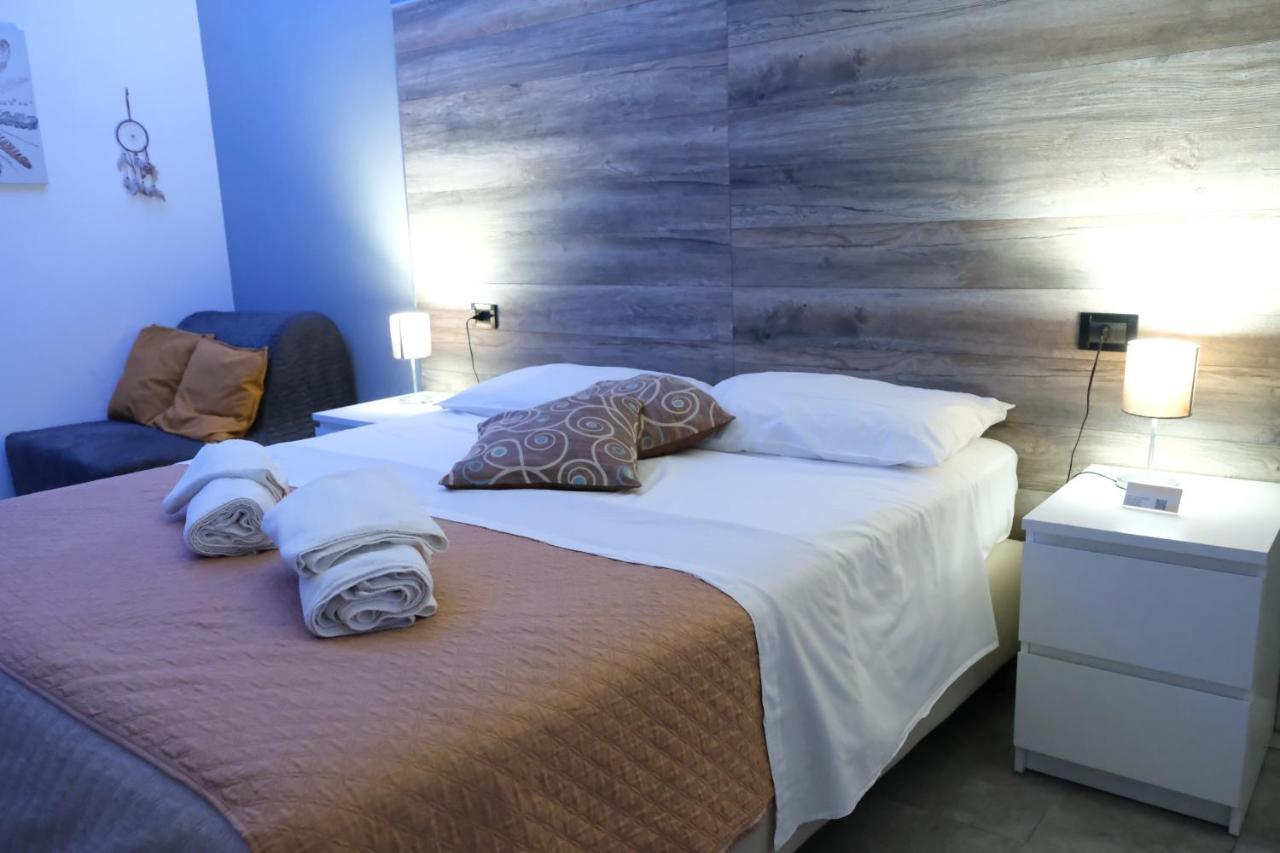 Royalty Rooms & Spa เนเปิลส์ ภายนอก รูปภาพ