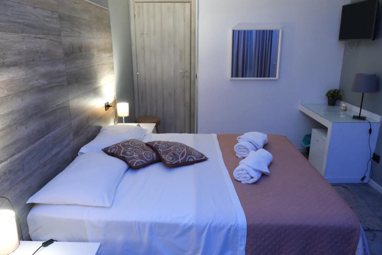 Royalty Rooms & Spa เนเปิลส์ ภายนอก รูปภาพ