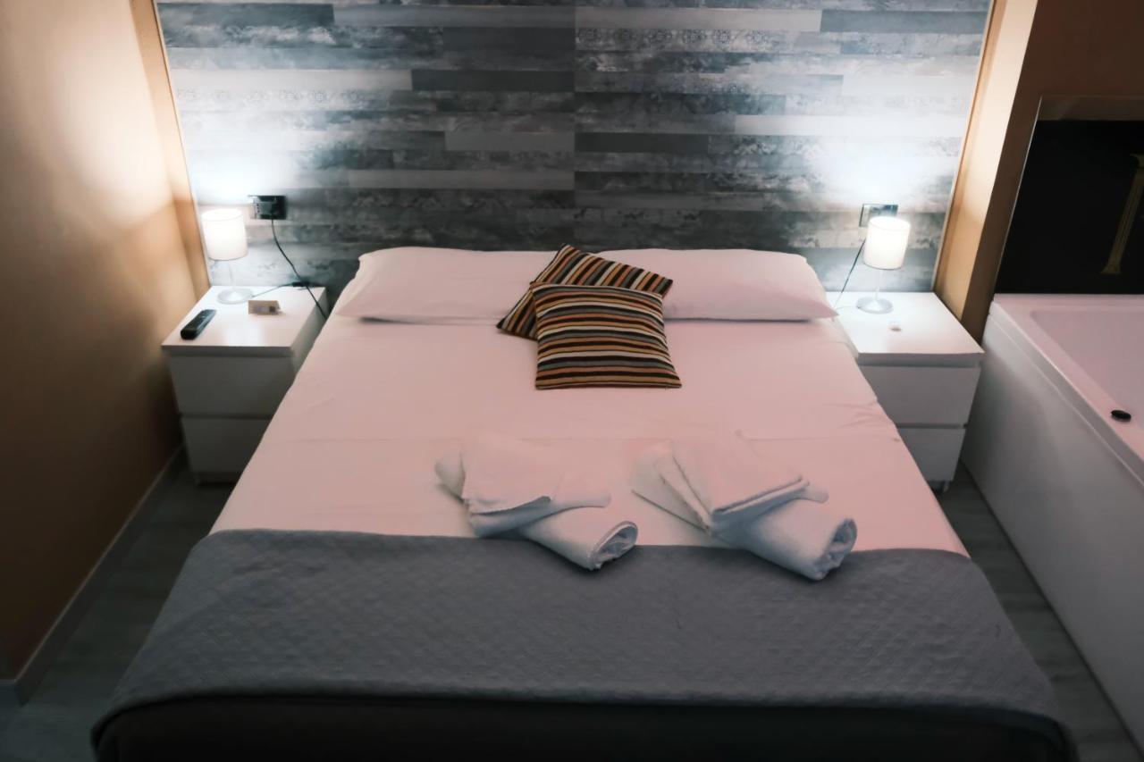 Royalty Rooms & Spa เนเปิลส์ ภายนอก รูปภาพ