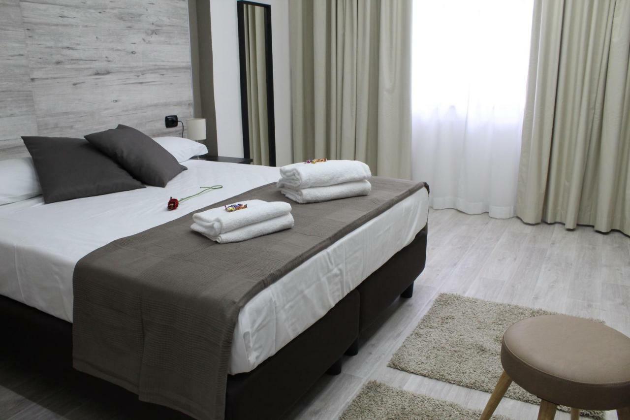 Royalty Rooms & Spa เนเปิลส์ ภายนอก รูปภาพ