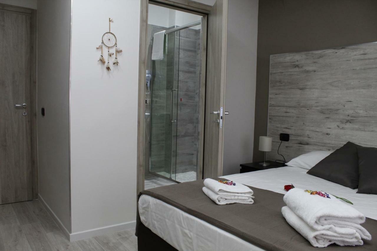 Royalty Rooms & Spa เนเปิลส์ ภายนอก รูปภาพ